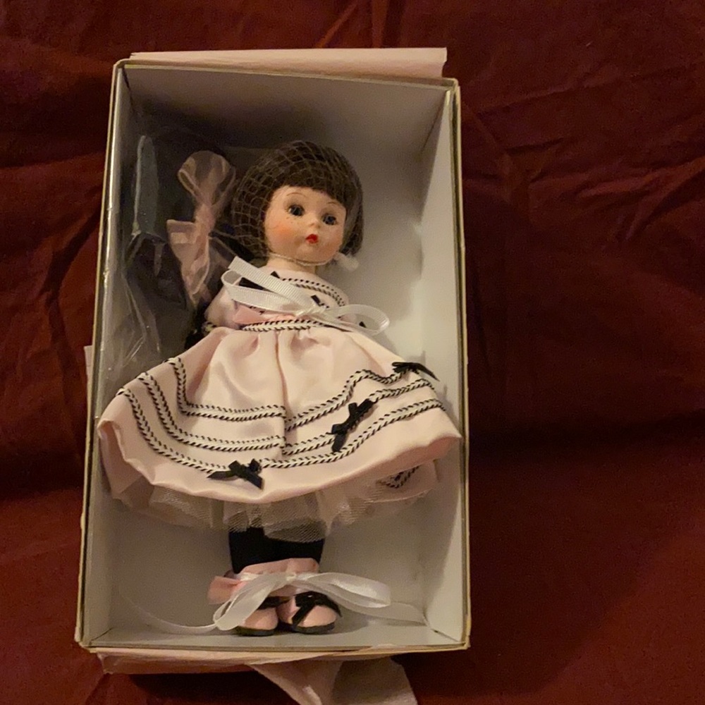 Madame Alexander - Party Dress Wendy,  porcelain doll